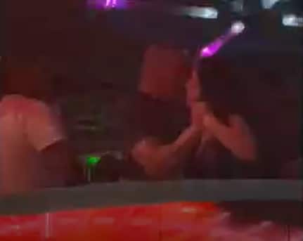 Dana White, președintele UFC și Anne, soția acestuia, în timp ce se iau la bătăie într-un club de fițe din Mexic, de Revelion