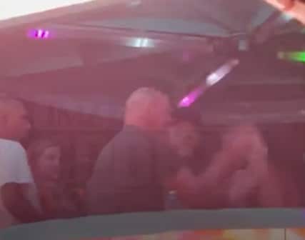 Dana White, președintele UFC și Anne, soția acestuia, în timp ce se iau la bătăie într-un club de fițe din Mexic, de Revelion