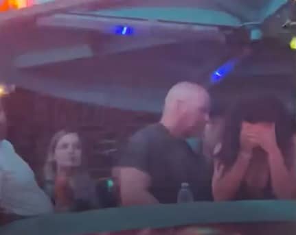 Dana White, președintele UFC și Anne, soția acestuia, în timp ce se iau la bătăie într-un club de fițe din Mexic, de Revelion