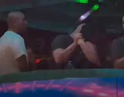 Dana White, președintele UFC și Anne, soția acestuia, în timp ce se iau la bătăie într-un club de fițe din Mexic, de Revelion