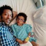cântărețul Kamara alături de fiul său pe un pat de spital